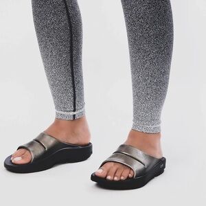 OOFOS OOmega Luxe Sandal, Size 7 - Latte